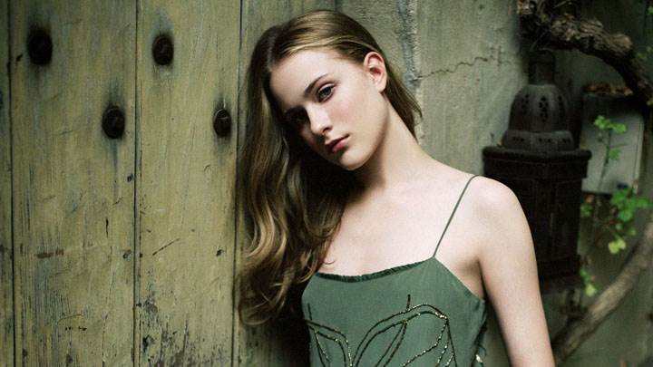 Evan Rachel Wood Side Pose In Green Top